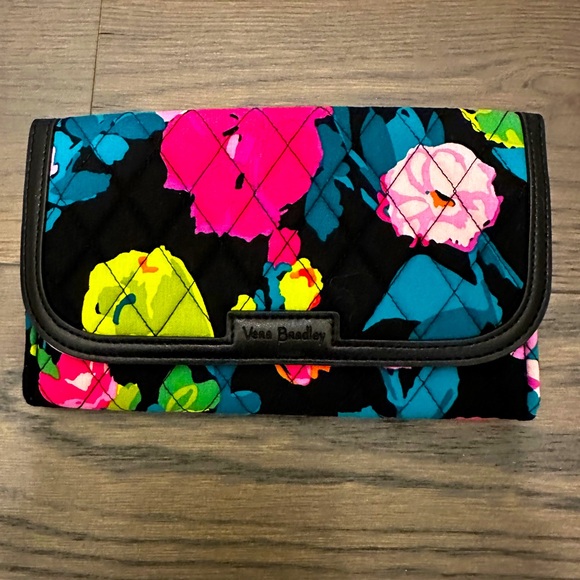 Vera Bradley Trimmed Wristlet NWT - Picture 1 of 12
